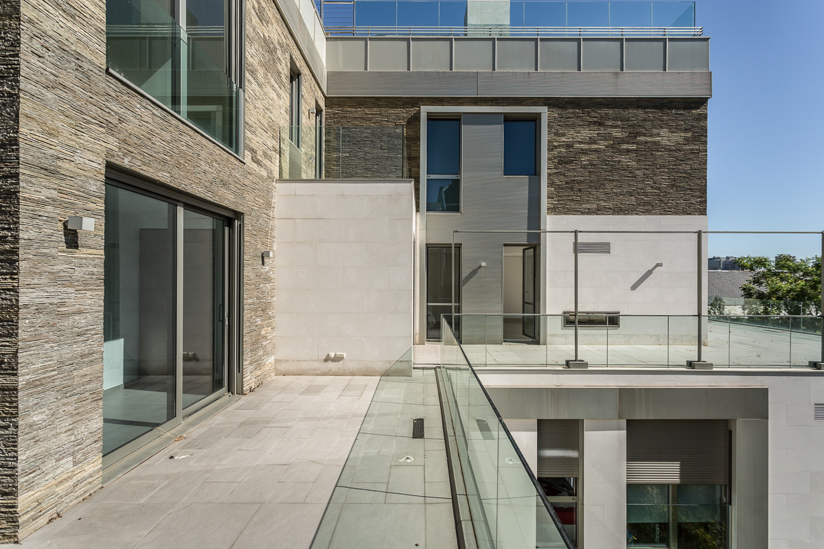 Fotografía desde la terraza de un duplex con grandes ventanas y estilo moderno.