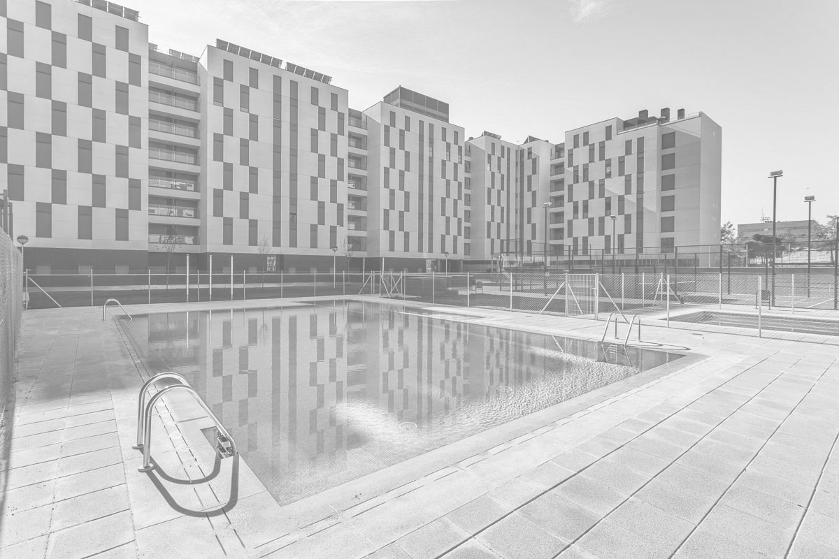 Zonas comunes de promoción residencial con la piscina en primer plano