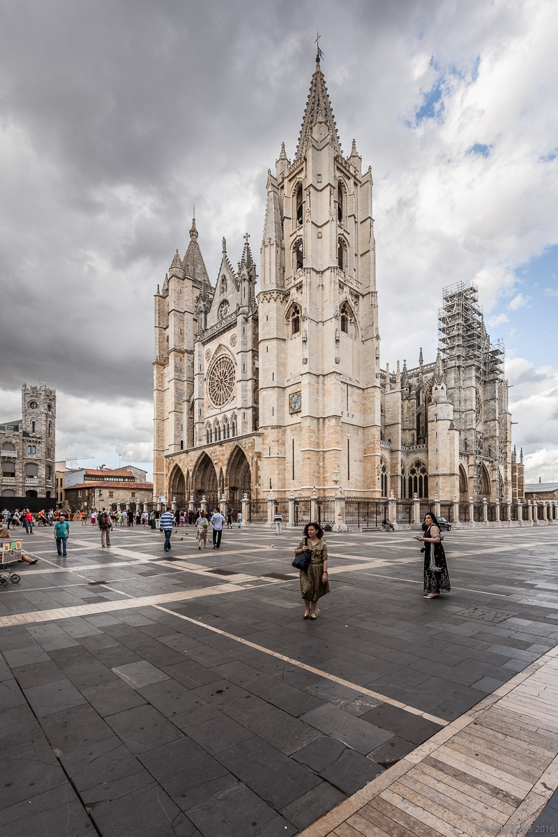 Fotografía de la catedral desde uno de los extremos, apreciándose parte de la plaza