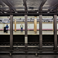 Vista del and&eacute;n contrario en la estaci&oacute;n de la 59 St. Nueva York.