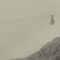 Imagen del telef&eacute;rico a Zugspitze, subiendo entre la niebla