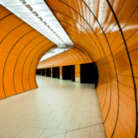 Interior de la estaci&oacute;n de Marienplatz en Munich, con sus paredes naranjas caracter&iacute;sticas.