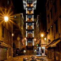 Vista frontal del elevador al caer la noche.