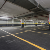 Parking vaci&oacute;n en el que destacan las l&iacute;neas amarillas que separan las plazas.
