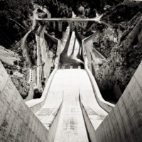 Imagen en blanco y negro de la presa desde la zona superior a los rebosaderos.