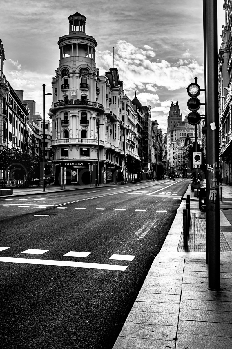 Imagen en blanco y negro de la calle de Gran Vía completamente vacía durante el confinamiento por el COVID19