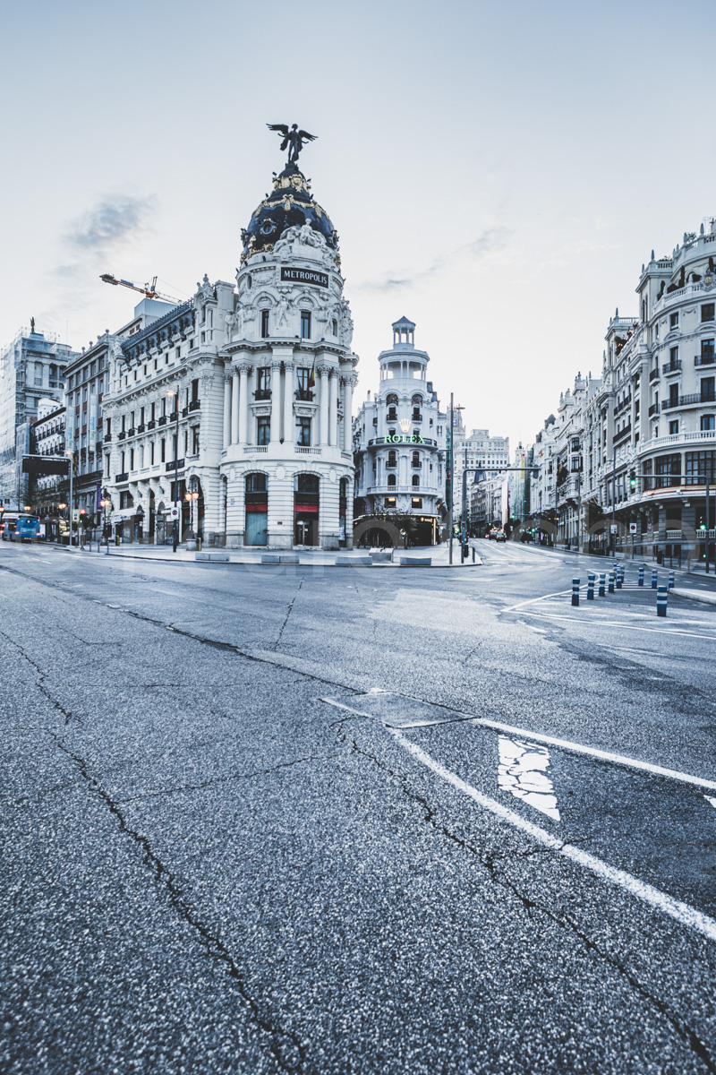 Imagen del cruce de Gran Vía con Alcalá, con el edificio Metrópolis en primer plano,  completamente vacío durante el confinamiento por el COVID19