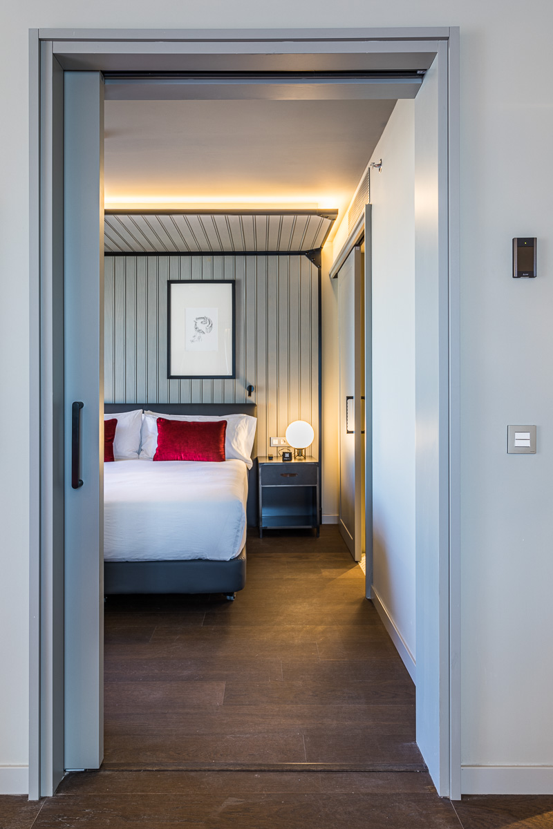Habitación de hotel vista desde la puerta del dormitorio