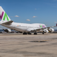 Avi&oacute;n realizando maniobras en las pistas del aeropuerto.