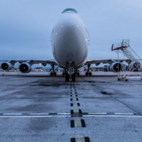 Imagen frontal de un Jumbo 747 estacionado en la pista del aeropuerto.