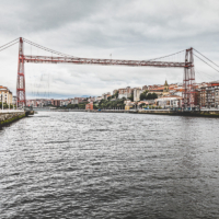 Imagen del puente sobre la r&iacute;a en un d&iacute;a nublado.