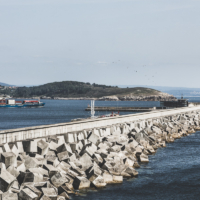 Imagen de un gran dique rompeolas que protege el muelle.