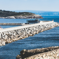Imagen de un gran dique rompeolas que protege el muelle y el centro de control.