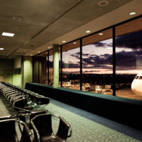 Imagen de la zona de espera del la terminal, con el morro de un avi&oacute;n asomando por las cristaleras.