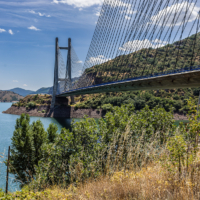 Imagen del puente desde el pilar norte, con el agua del embalse a sus pies.
