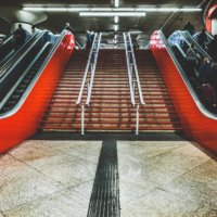 Vista de una las escaleras de acceso a la estaci&oacute;n