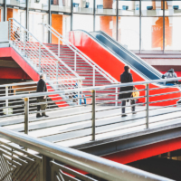 Vista de una las escaleras de acceso a la estaci&oacute;n