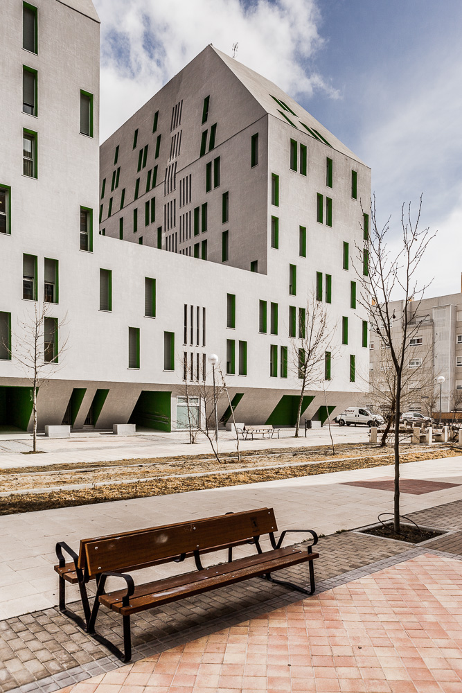 Fotografía de edificio de viviendas de nueva arquitectura en tonos grises y verdes